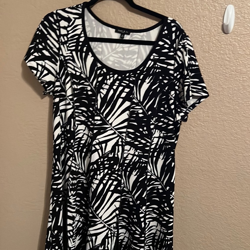 Black and white stretchy dress